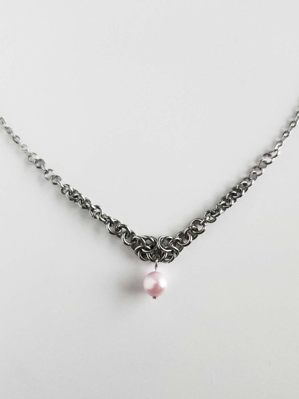 Vintage dainty pink pearl and silver necklace - Picture 5 of 10